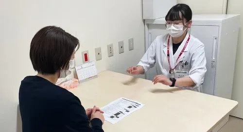 心理療法士が相談に乗っている様子