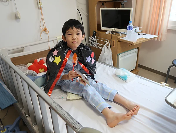 可愛いマントをつけて子どもたちのお部屋に登場~!!