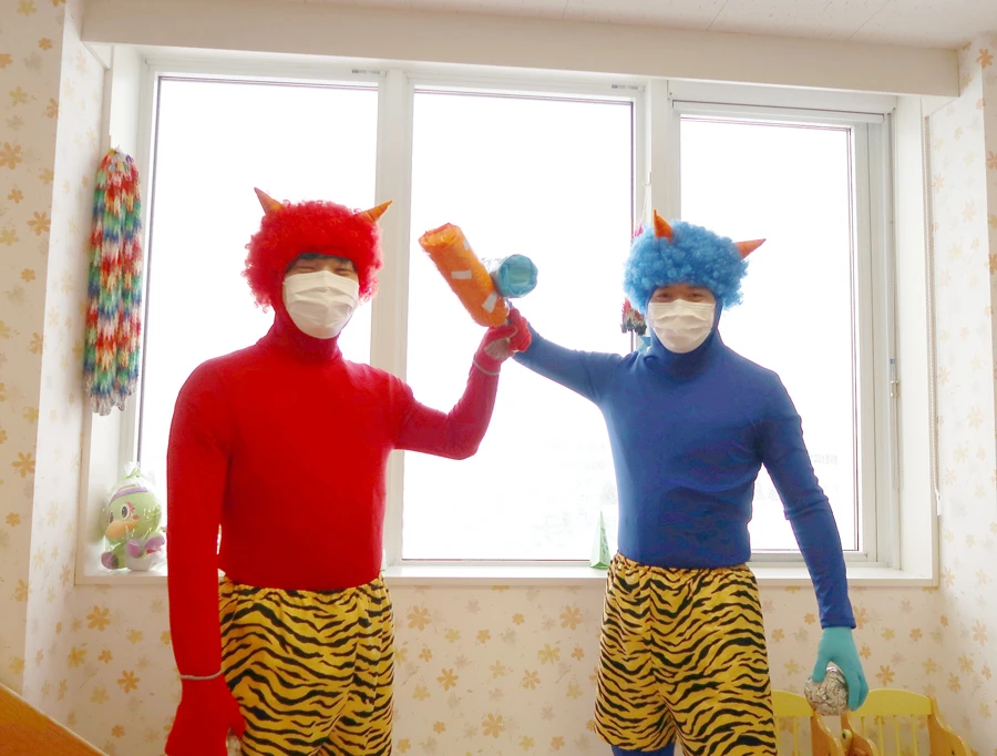 豆を受け止める鬼たち