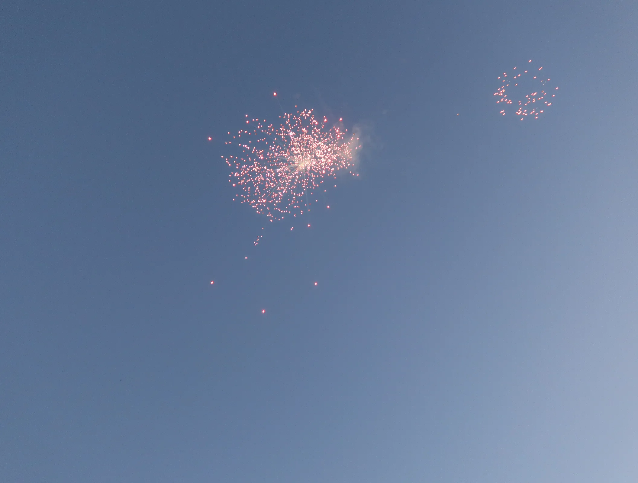 空高く上がった打ち上げ花火