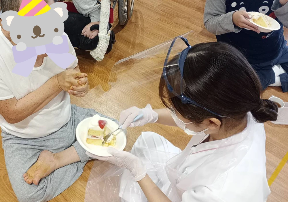 ケーキやアイスを味わいました