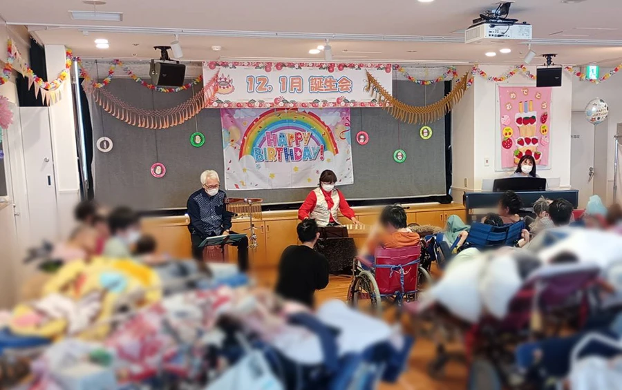 10月11月生まれの皆様をお祝いする誕生会