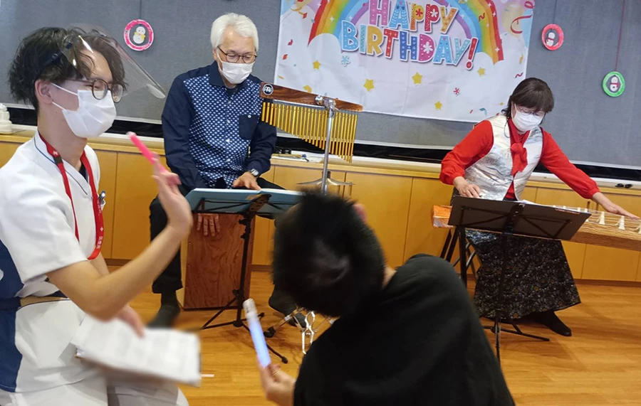 優雅な動きに、自然と手拍子