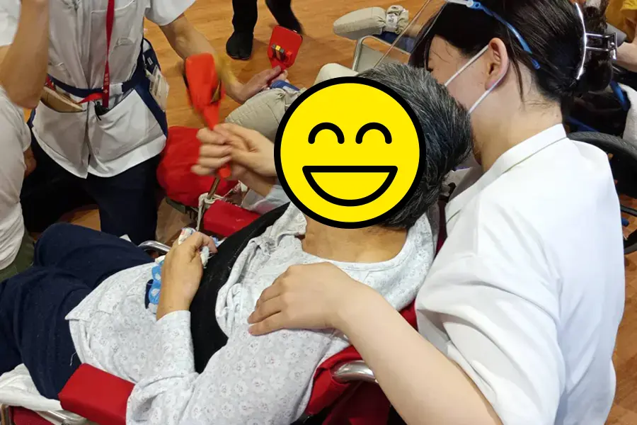 曲に合わせて鳴子を振って