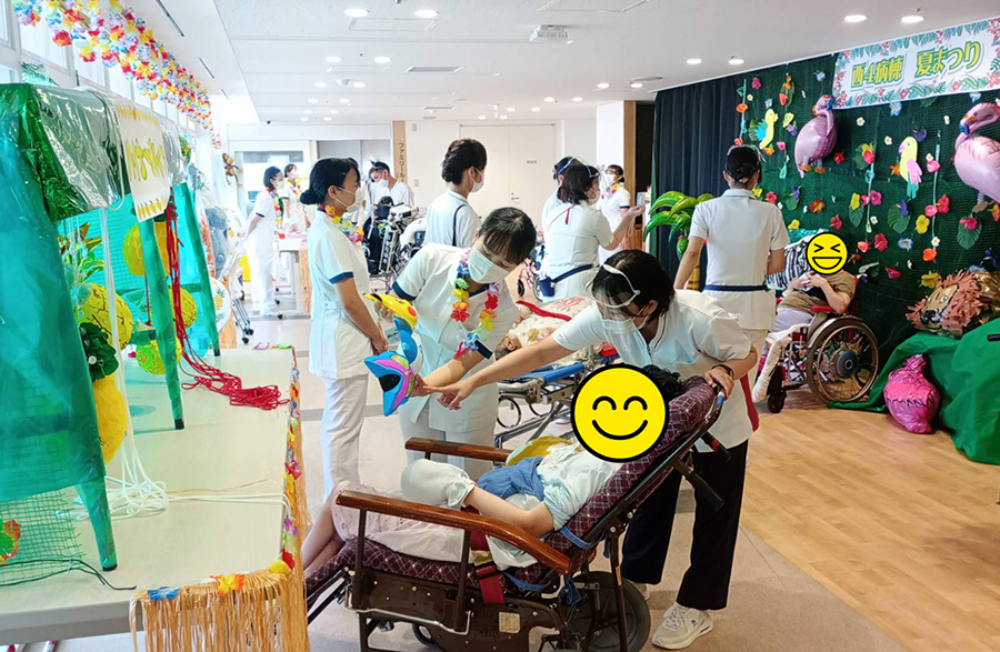 トロピカルをテーマにした夏祭り会場