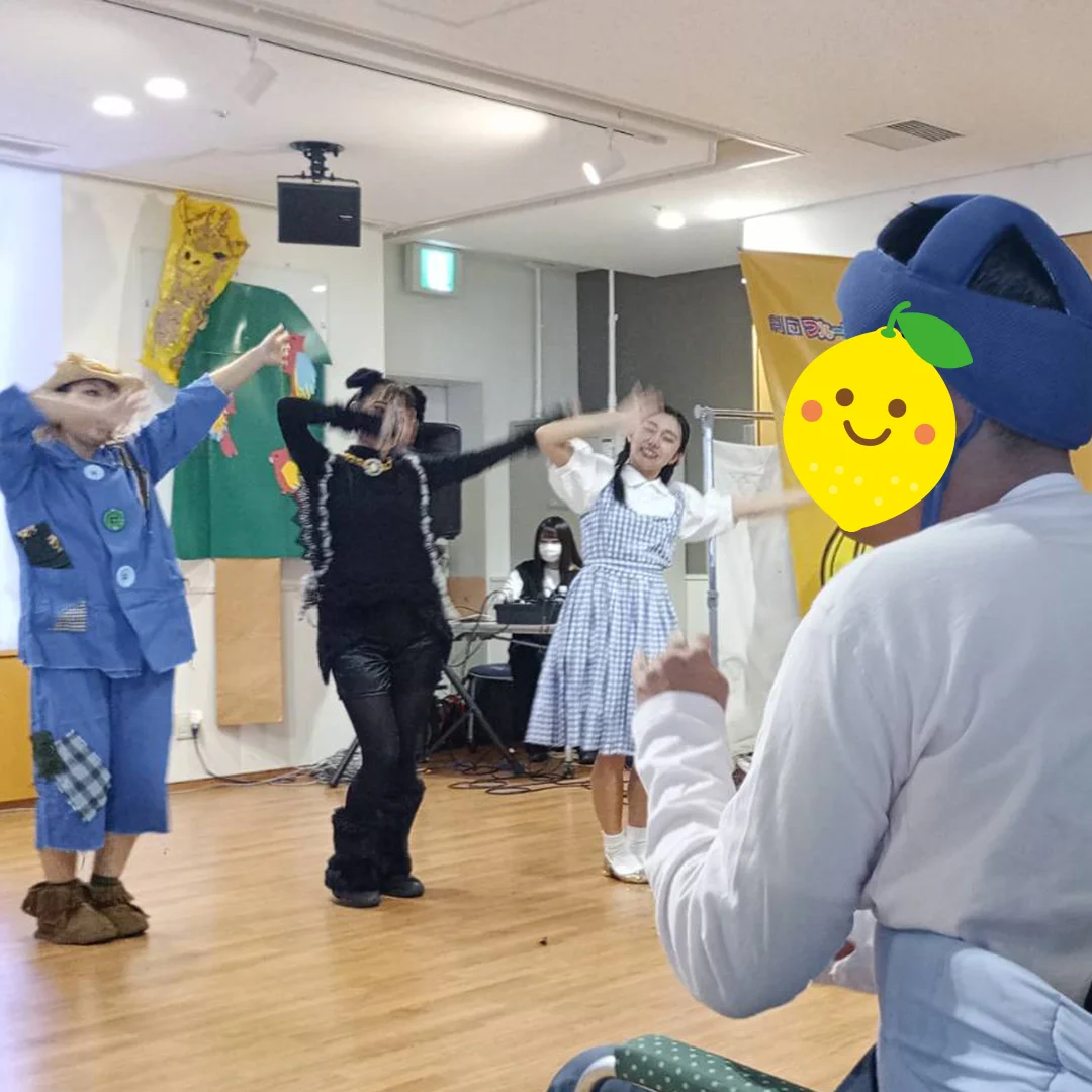 音楽に合わせて手を振る利用者さん