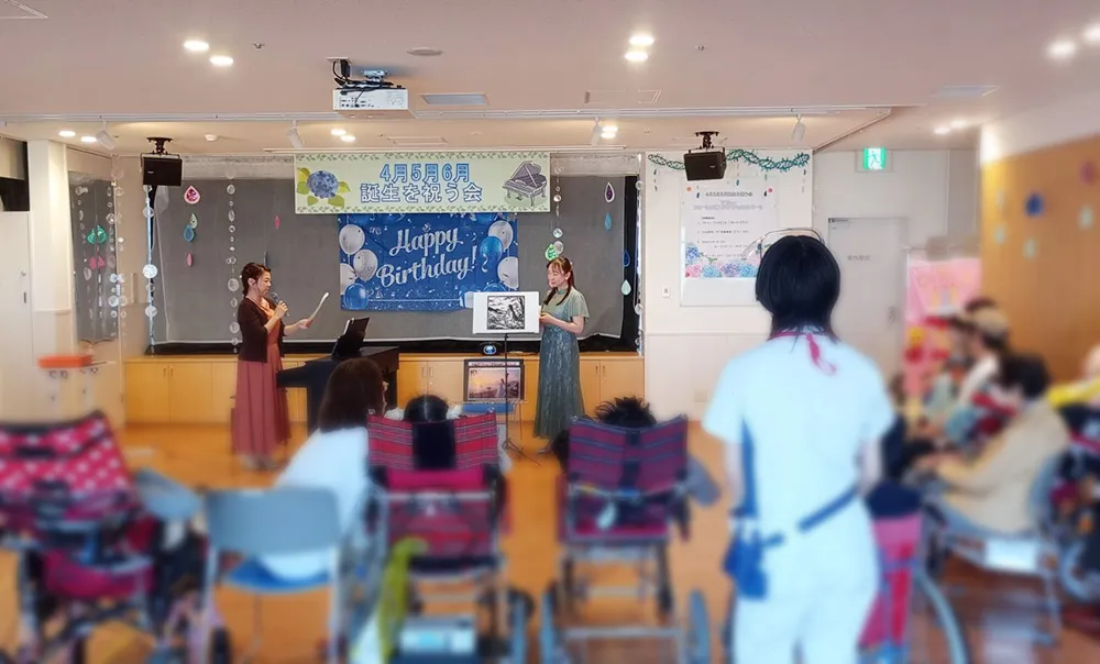 フルートとピアノによる素敵な演奏の中でのご家族の皆様と誕生会