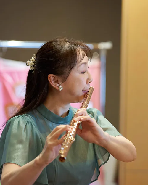 美しい音色を奏でるフルート演奏