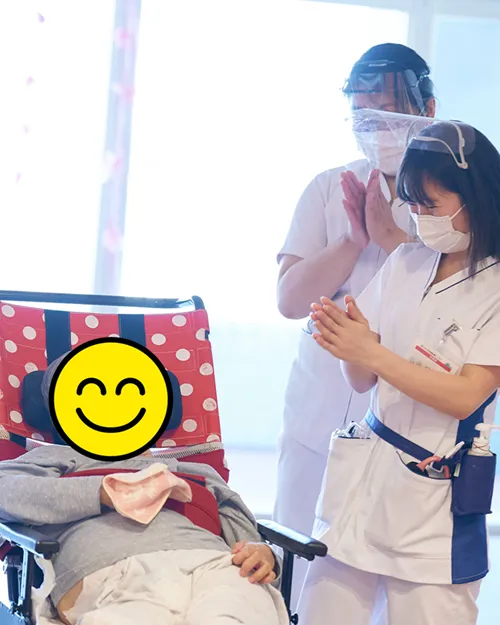 お祝いする看護師と患者さん2