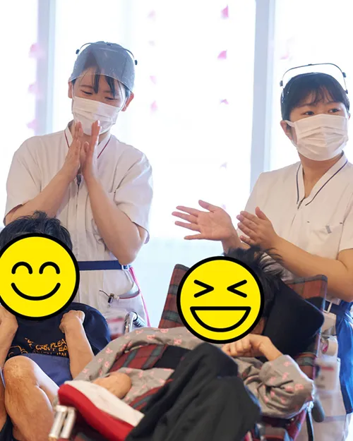 お祝いする看護師と患者さん1