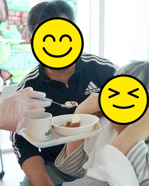 お祝いのケーキを食べる患者さん