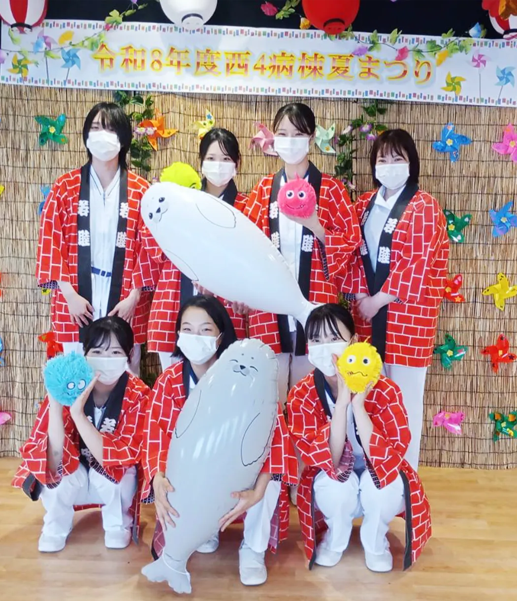 フォトスポットで学生ボランティアの皆さんと