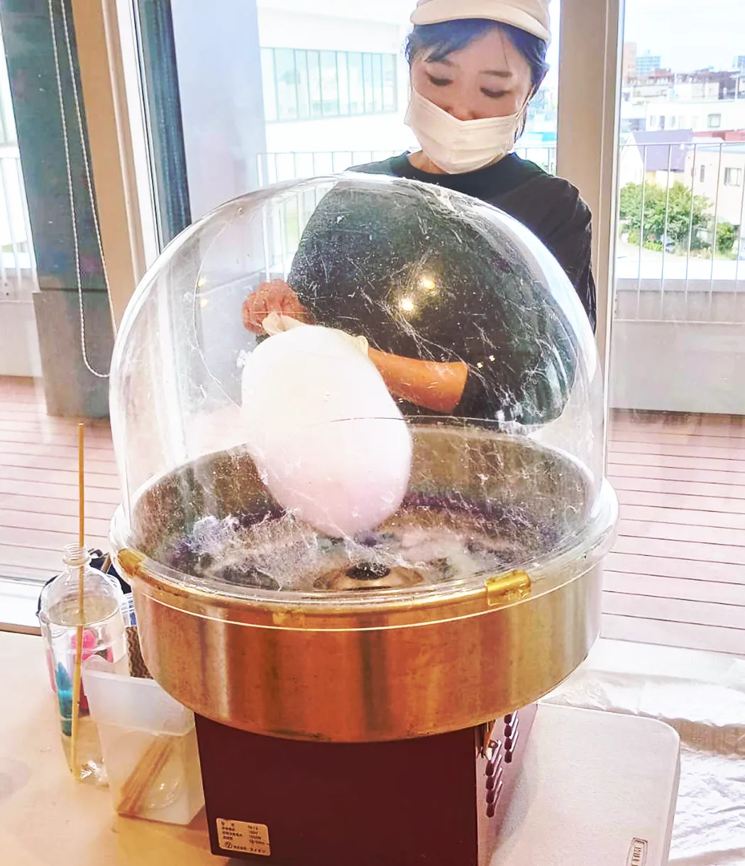 目の前で綿あめが大きくなっていく様子