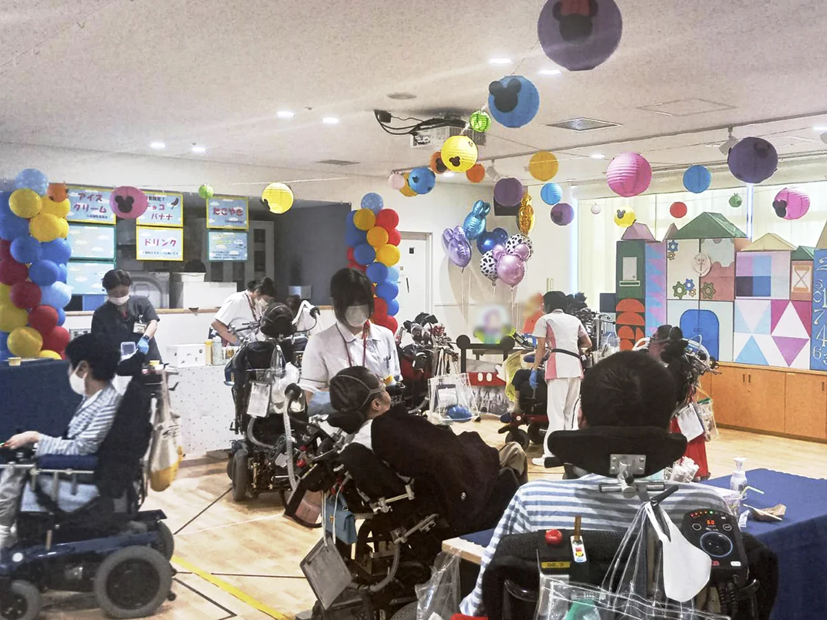 テーマパークをイメージしたカラフルな装飾で、デイルームがお祭り会場に大変身！