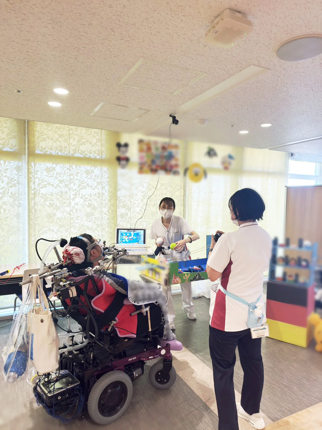 狙いを定めてゲームに挑戦。お祭りのゲームは盛り上がります！