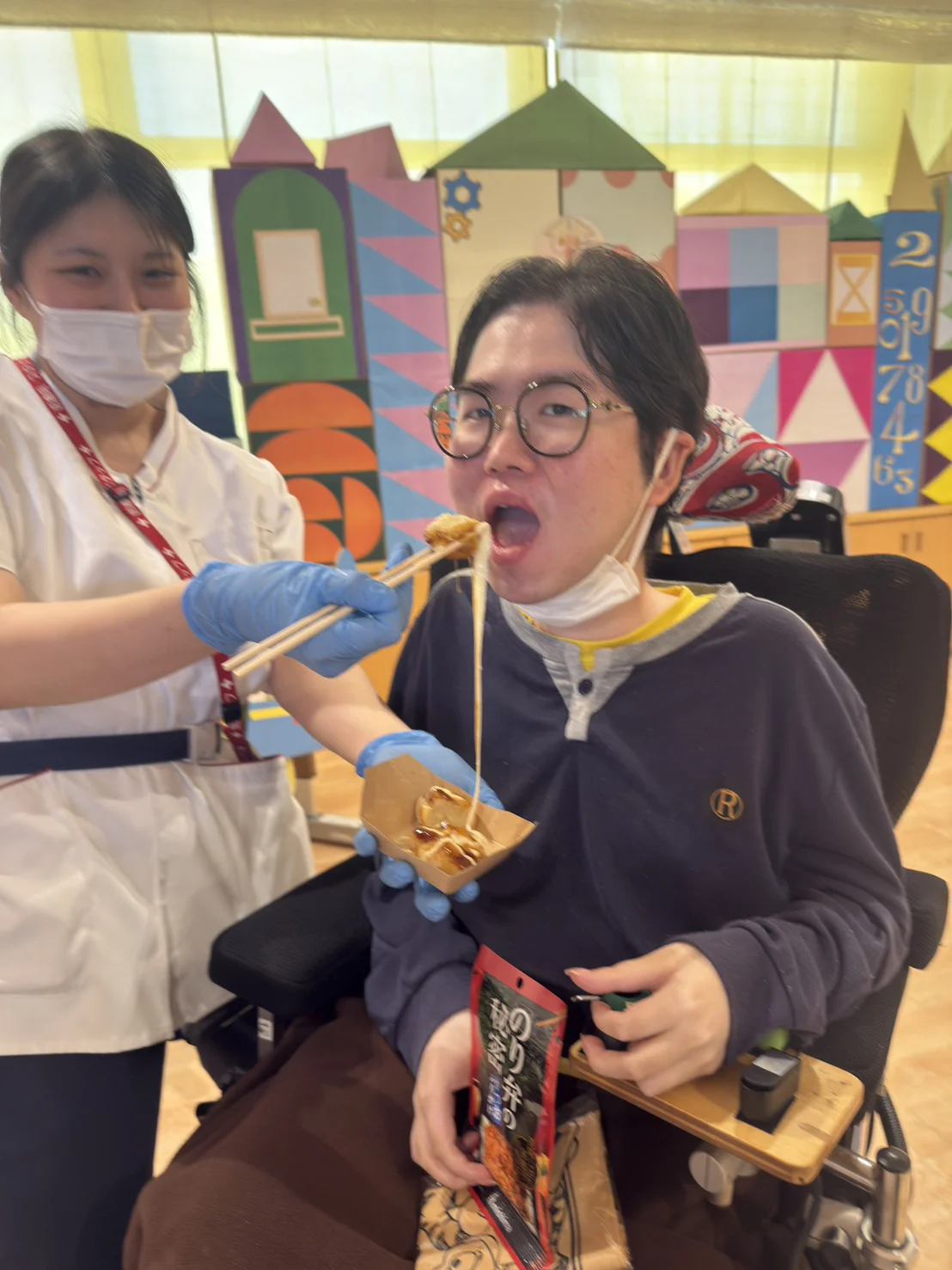 「たこ焼きをパクリ！『おいしい～！』と、この笑顔。